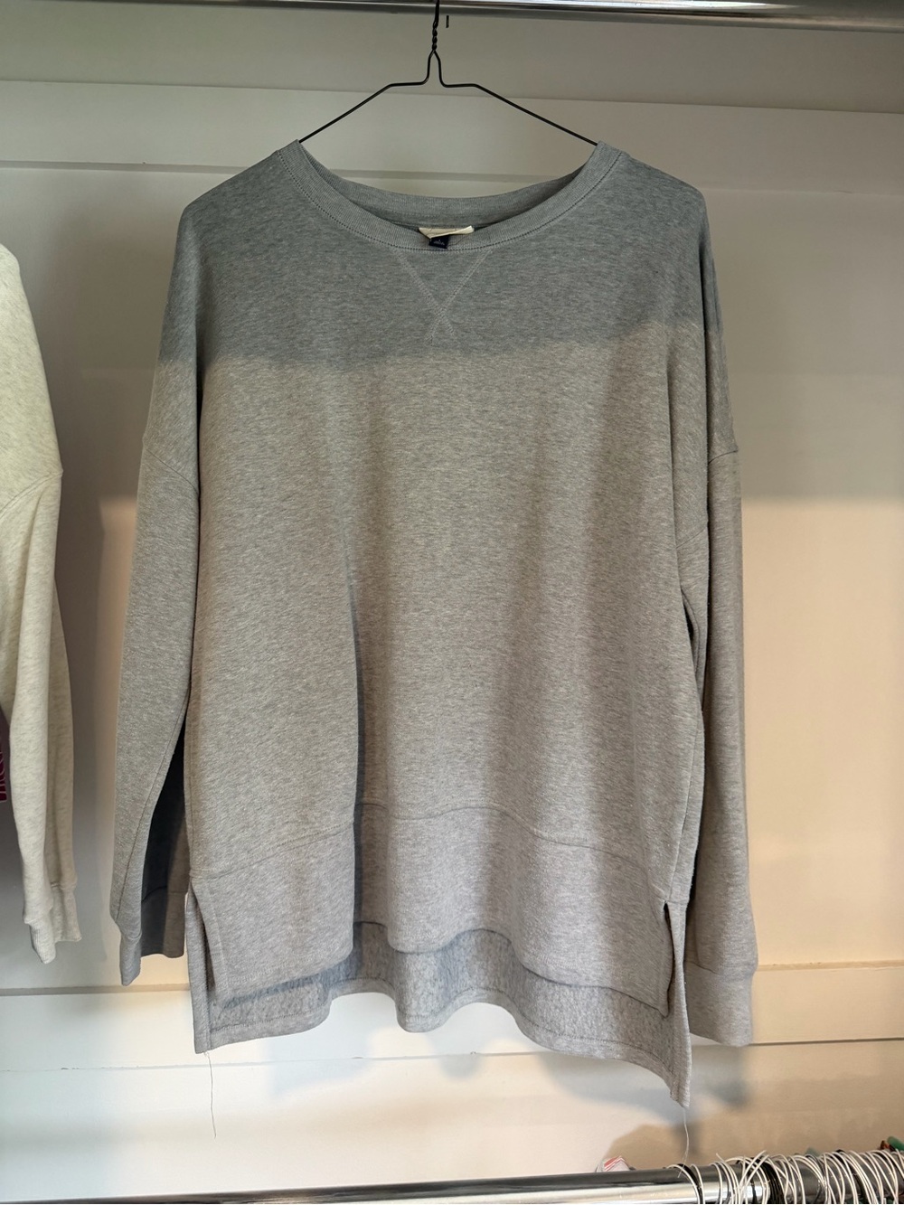 Universal thread women’s long sleeve classic Crewneck sweatshirt gray Size L - Picture 2 of 3